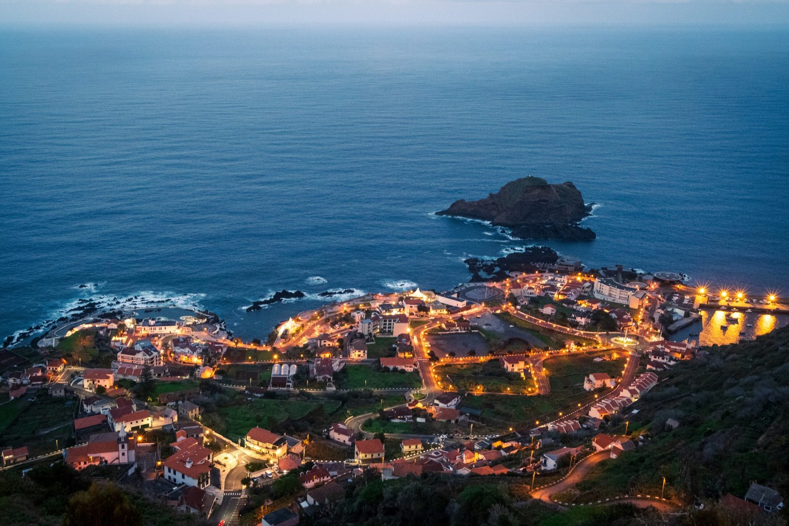 Belvedere a Madeira con vista panoramica su scogliere, costa atlantica e paesaggio naturale dell’isola in Portogallo