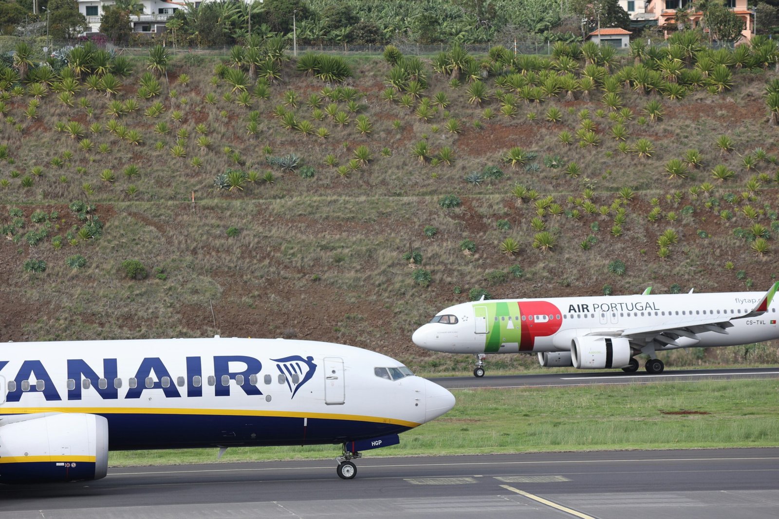 Aereo in avvicinamento all’aeroporto Cristiano Ronaldo di Madeira accanto alla costa atlantica in Portogallo