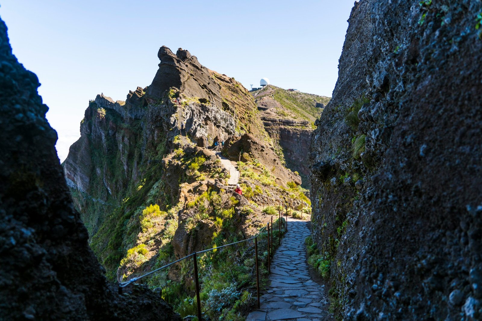 Trekking a Madeira su un sentiero di montagna con viste naturali e paesaggio verde dell’isola in Portogallo