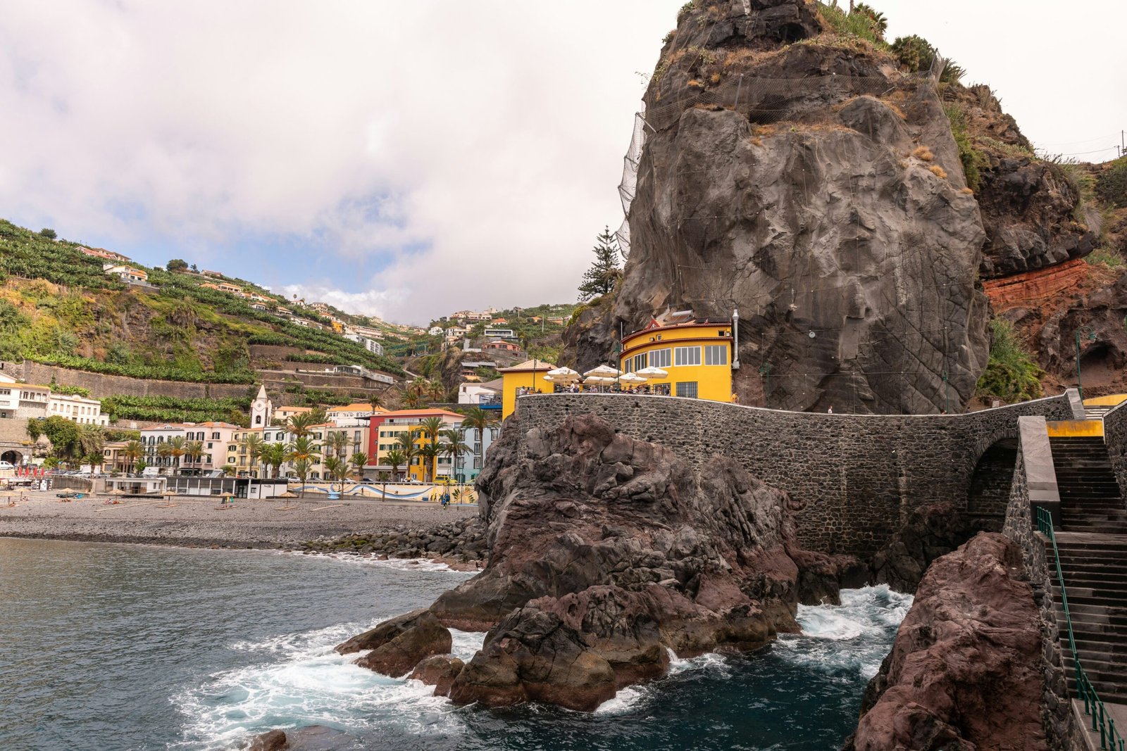 Vista panoramica di Madeira con case su una collina, costa atlantica e paesaggio urbano in Portogallo