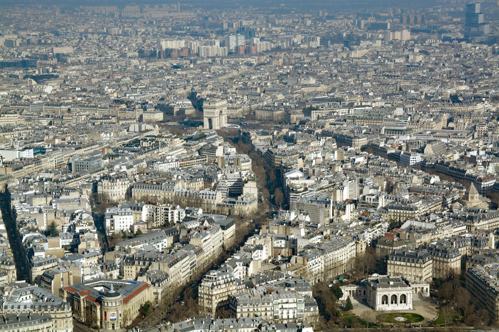 Vista urbana de París con arquitectura clásica y calles históricas