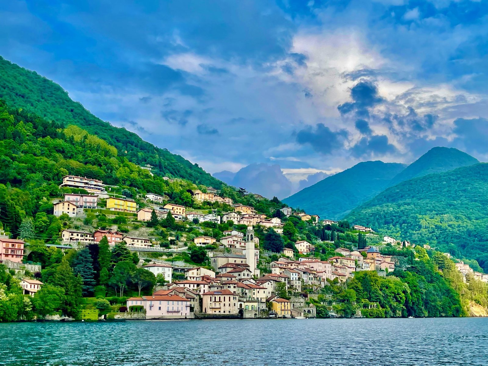 Barca sul Lago di Como in Italia