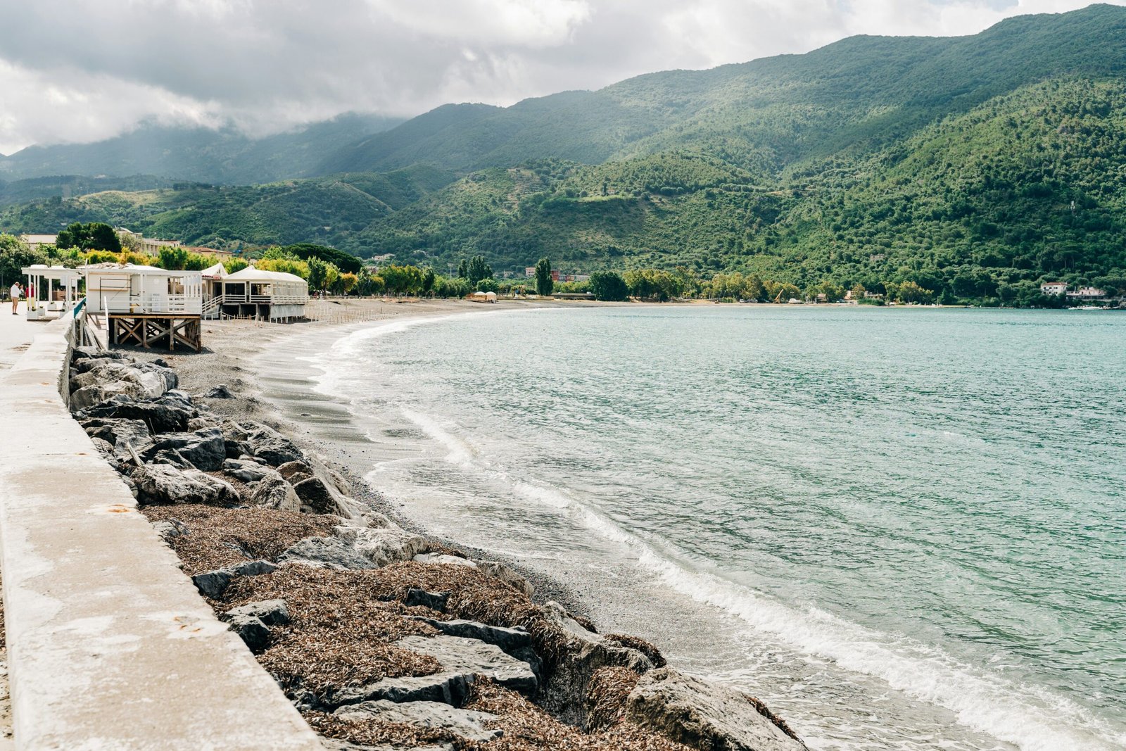 Vista panoramica del Sud Italia con paesaggio costiero e borghi mediterranei