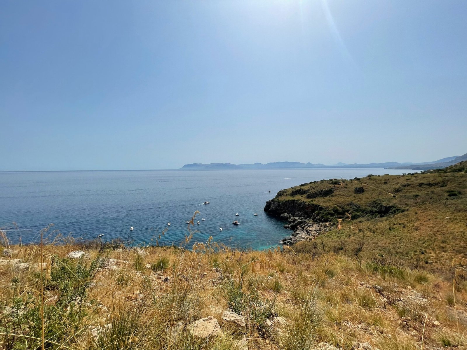 Paisaje costero de Sicilia para viajar con seguridad y lógica