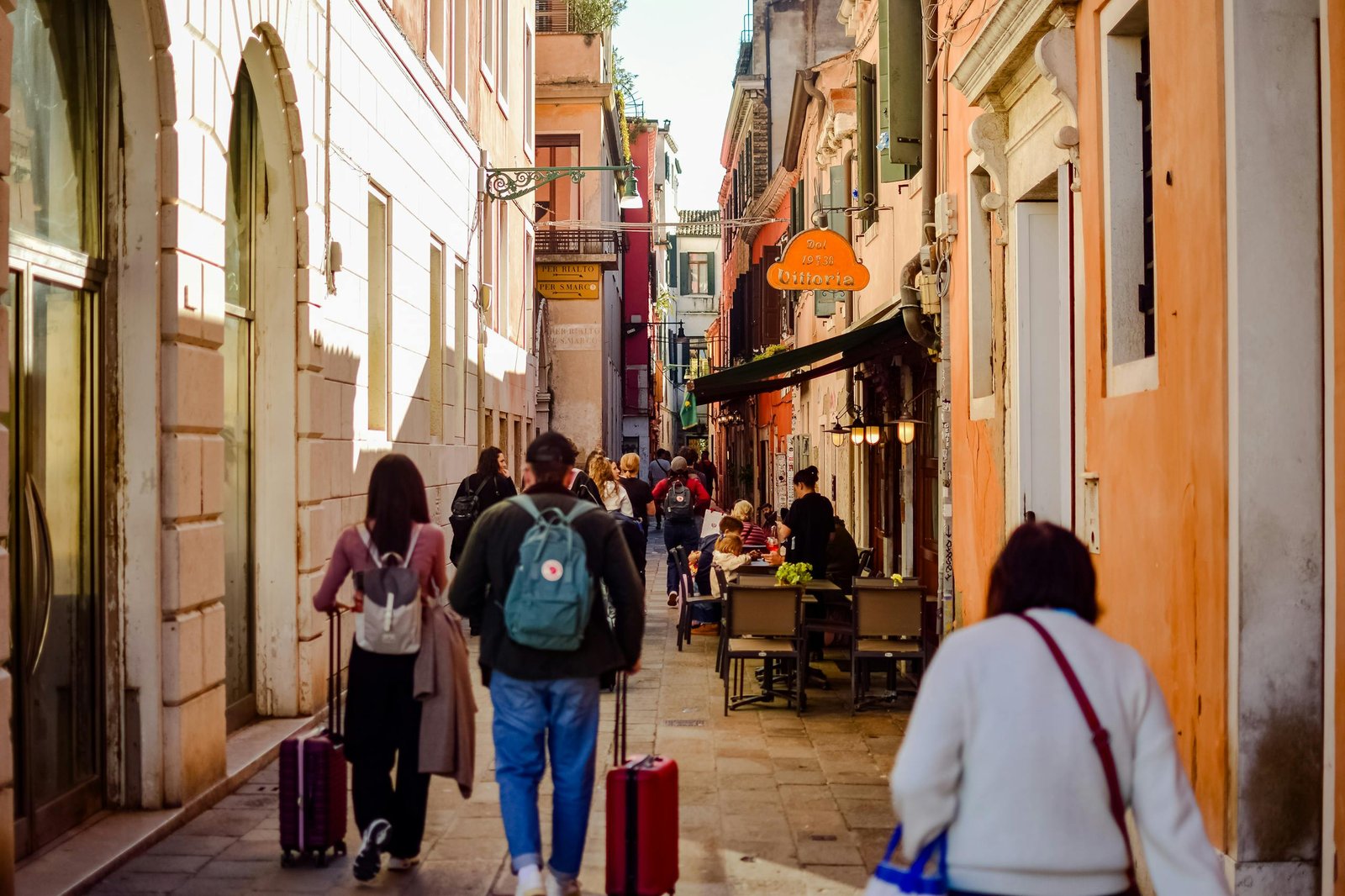 Vista panorámica de Italia con ciudades históricas, trenes y rutas estratégicas de viaje