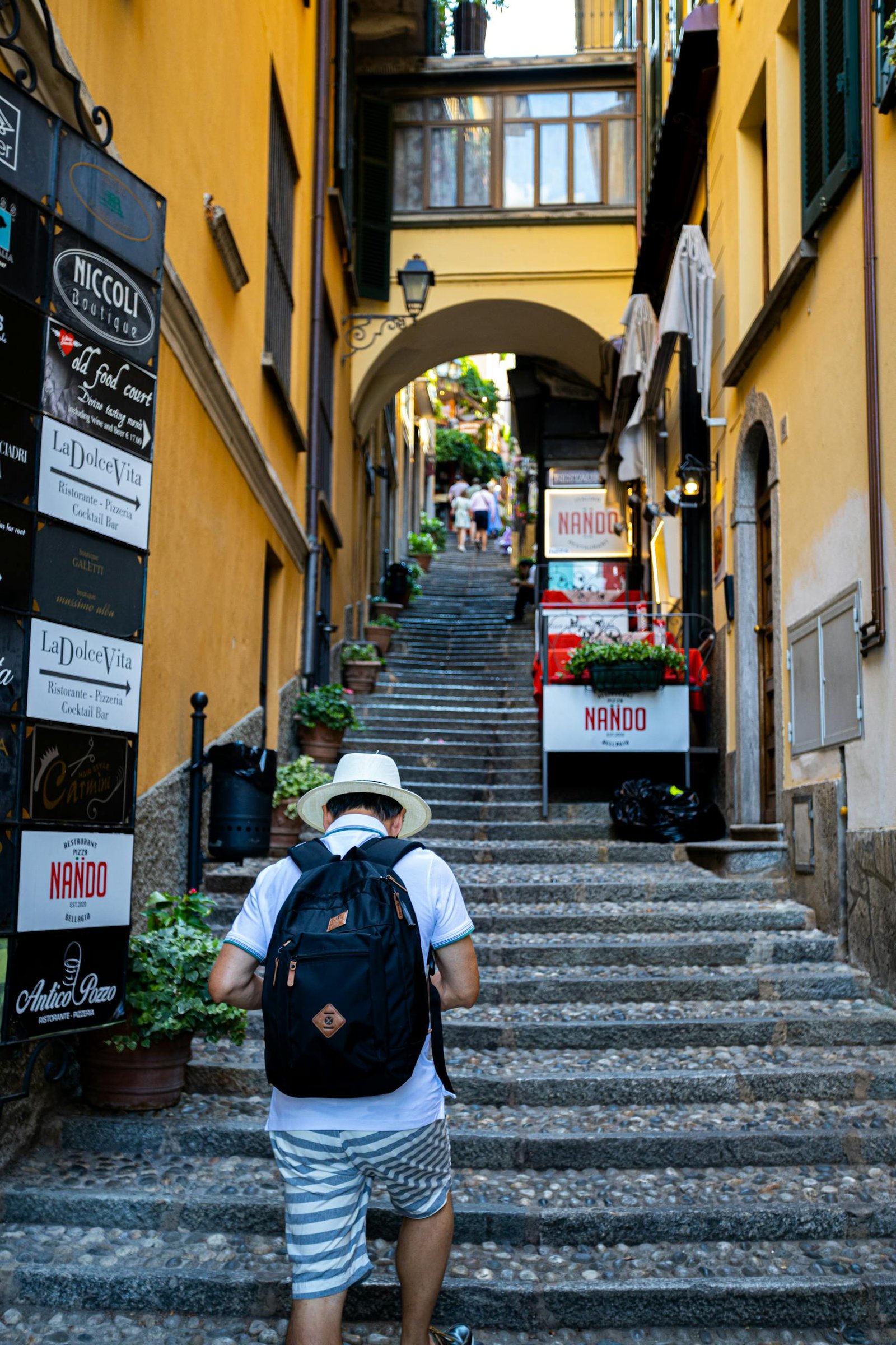 Viajero recorriendo una ciudad italiana con una ruta bien planificada y ritmo equilibrado