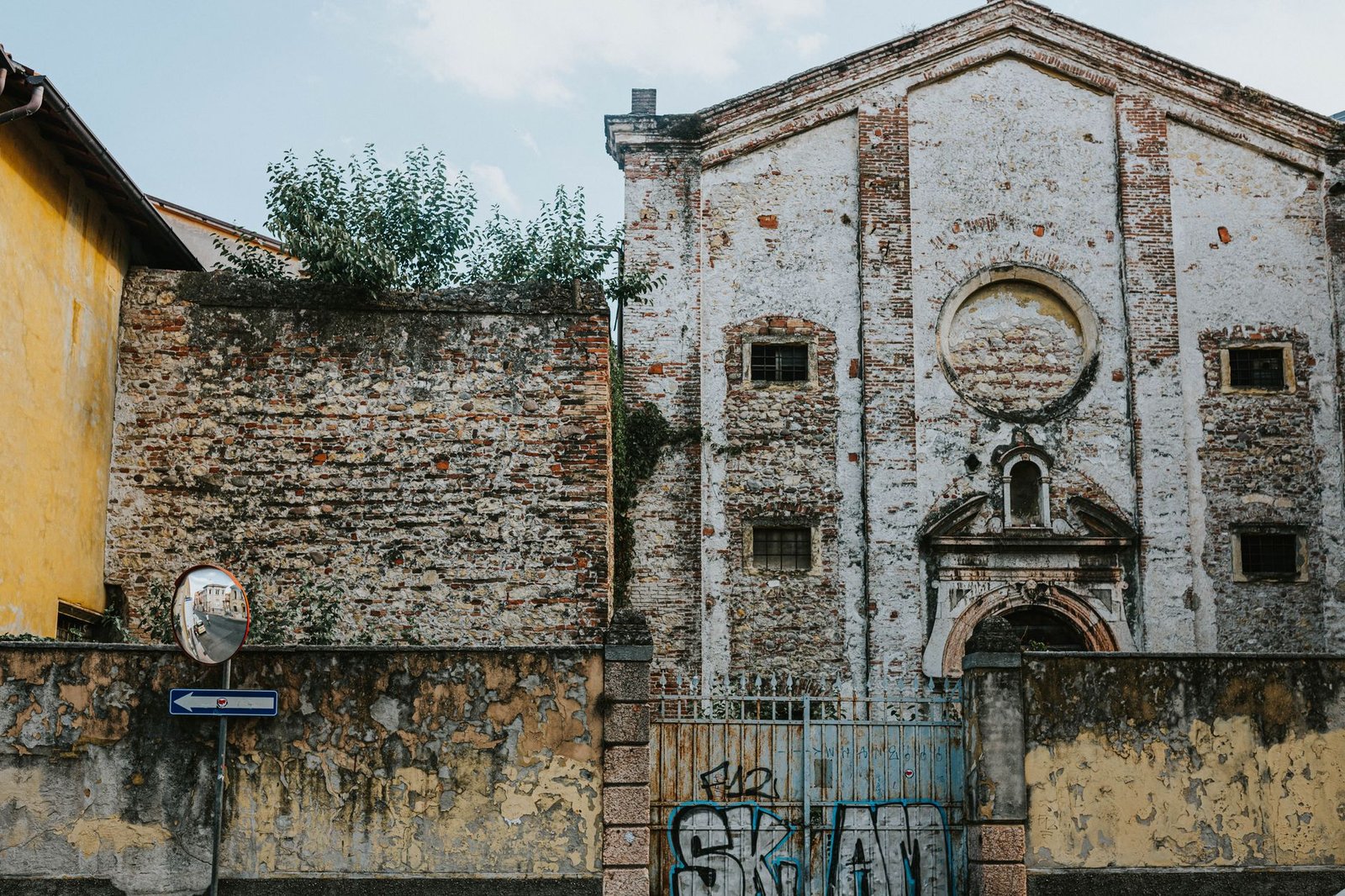 Fachada envejecida con grafitis en Verona, Italia, de arquitectura histórica y encanto rústico